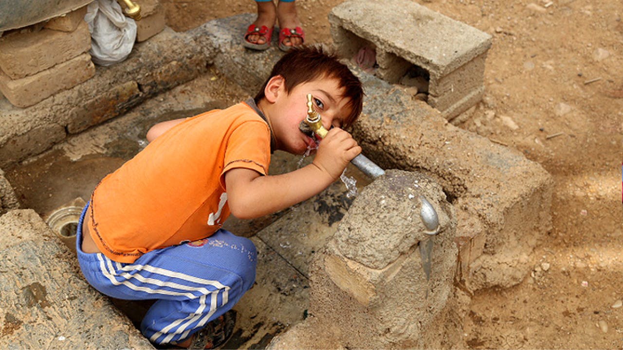 تصویری از یک کودک در حال نوشیدن آب
