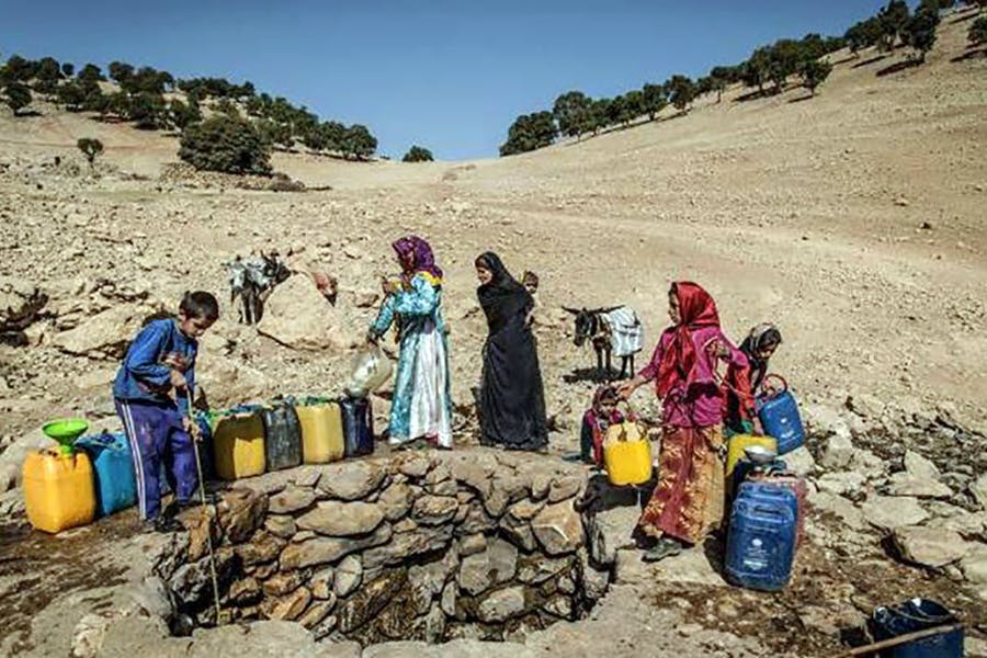 آب کشیدن از چاه خشک. بسیاری از مناطق ایران، کاملا تشنه‌اند.