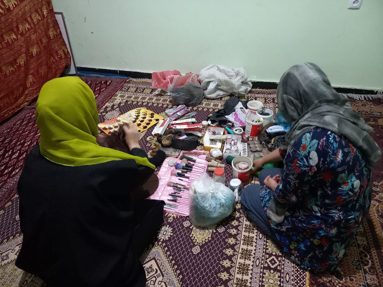 زنان آرایشگری در کابل که آرایشگاه‌شان را از دست داده اند ــ عکس: زمانه