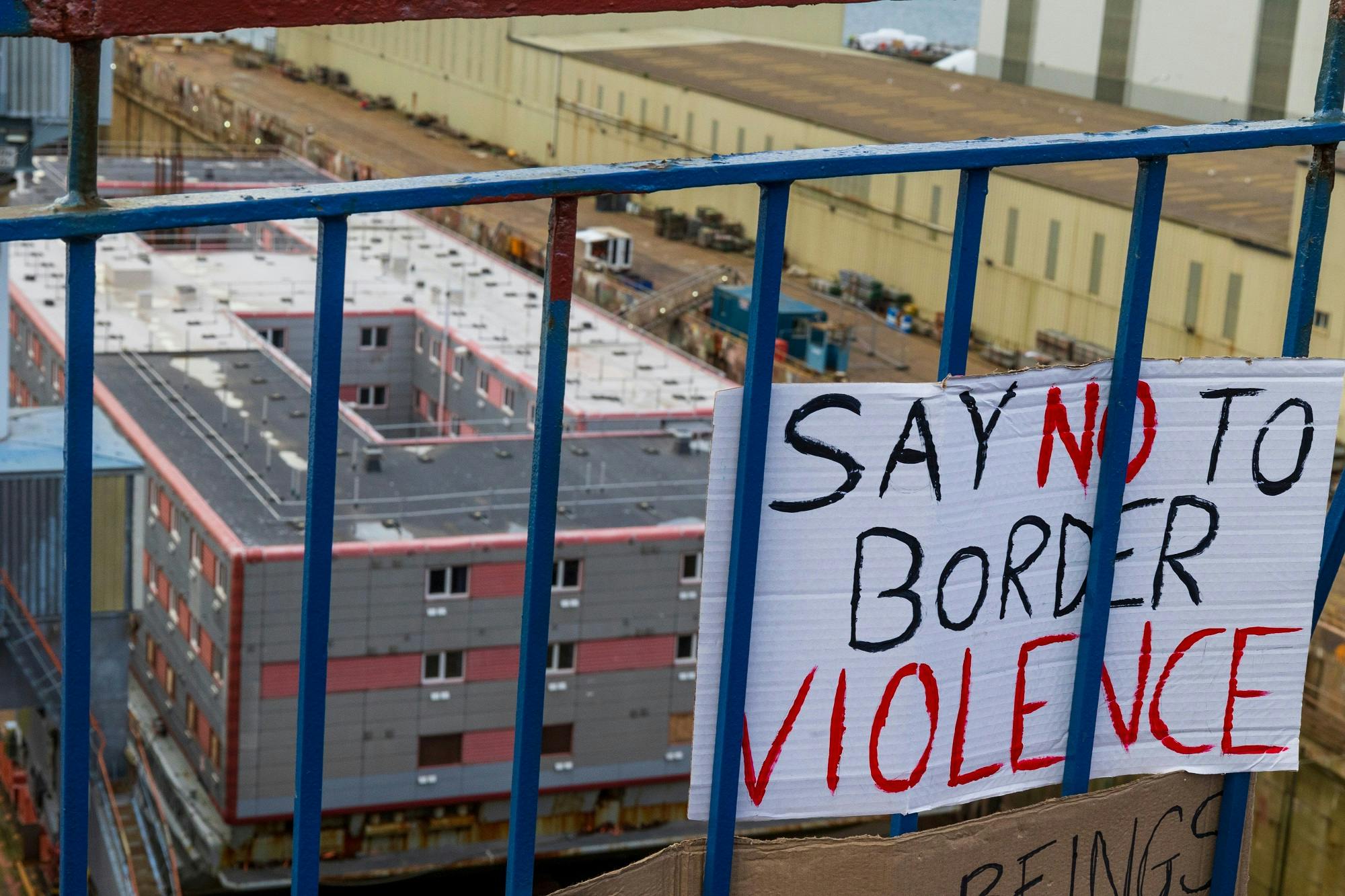حمایت معترضان در پورتلند، ساحل دورست در جنوب غربی انگلستان از پناهندگان و اعتراض آنها به دولت ــ روی پارچه نوشته شده: «به خشونت مرز بگو "نه"» ــ عکس: Shutterstock