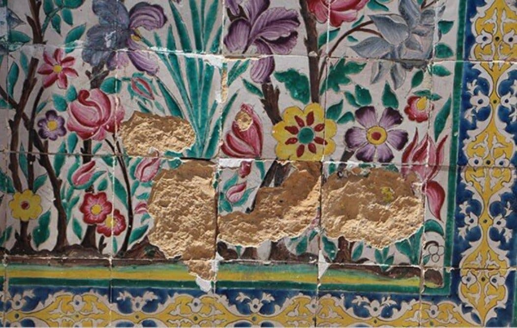 تخریب کاشی‌های مسجد وکیل شیراز- عکس: ایسنا