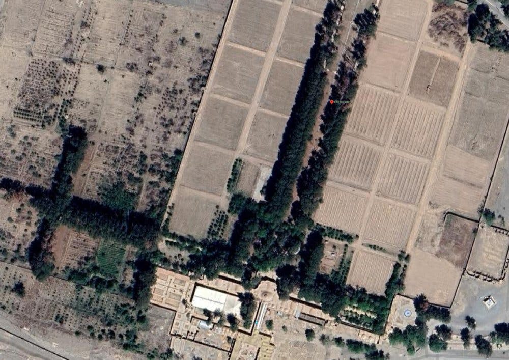 باغ شوکت‌آباد در گوگل مپ: چیز زیادی از درختان باغ باقی نمانده است. کاملا مشهود است که درختان از روی طرح و نقشه حساب شده‌ای خشکانده شده‌اند.