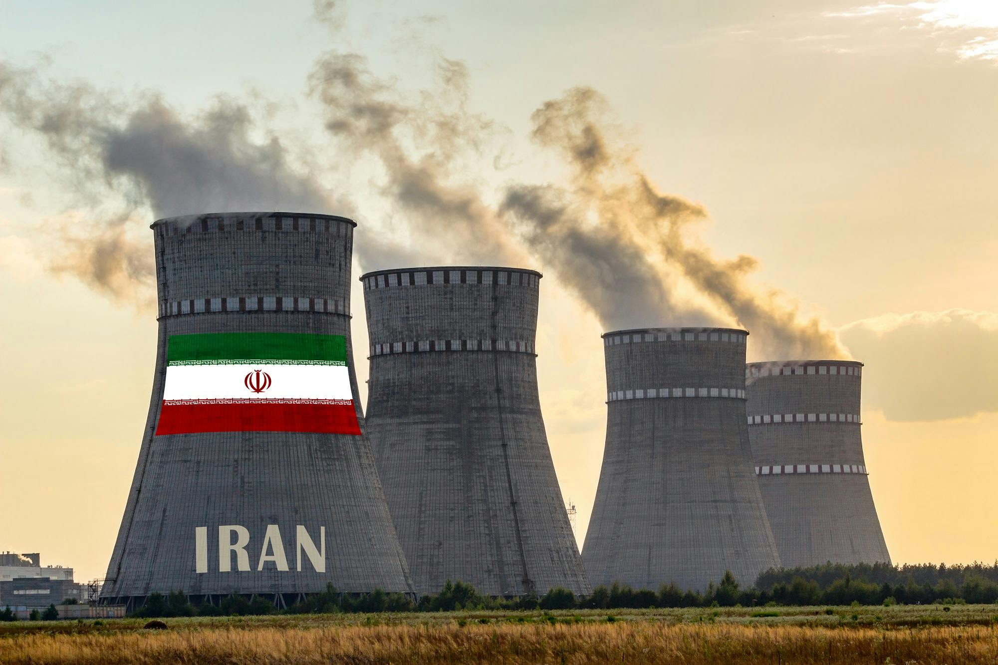 تصویر تزیینی طراحی‌شده از دودکش‌های نیروگاه هسته‌ای با پرچم جمهوری اسلامی ــ عکس: Shutterstock