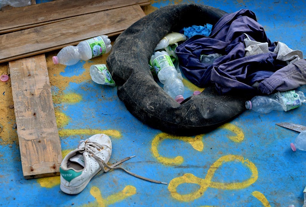 تصویری از لباس و کفش و حلقه نجات یک پناهجو که در جزیره کوچک لامپدوسا، در جنوب سیسیل ایتالیا رها شده است. تاریخ عکس ۲۵ سپتامبر ۲۰۲۳ (عکس از Tiziana FABI / AFP)