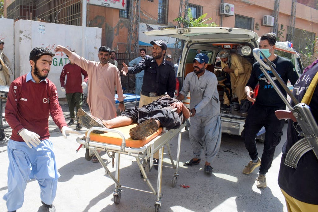 داوطلبان، قربانی انفجار را در بیمارستانی در کویته پس از یک بمب گذاری انتحاری در منطقه مستونگ بر روی برانکارد حمل می‌کنند. ۲۹ سپتامبر ۲۰۲۳ (عکس از خبرگزاری فرانسه)