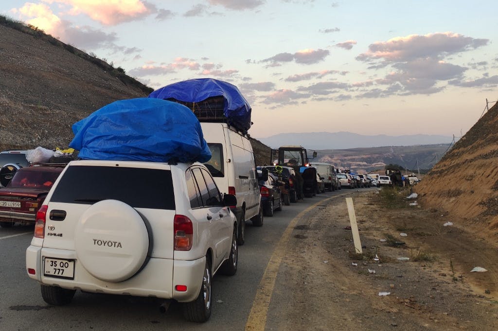 خودروهای ارمنی‌هایی که از قره باغ کوهستانی فرار می‌کنند در یک ترافیک طولانی در امتداد کریدور لاچین متوقف شده اند. ۲۸ سپتامبر ۲۰۲۳ (عکس از سیرانوش آدمیان / خبرگزاری فرانسه)