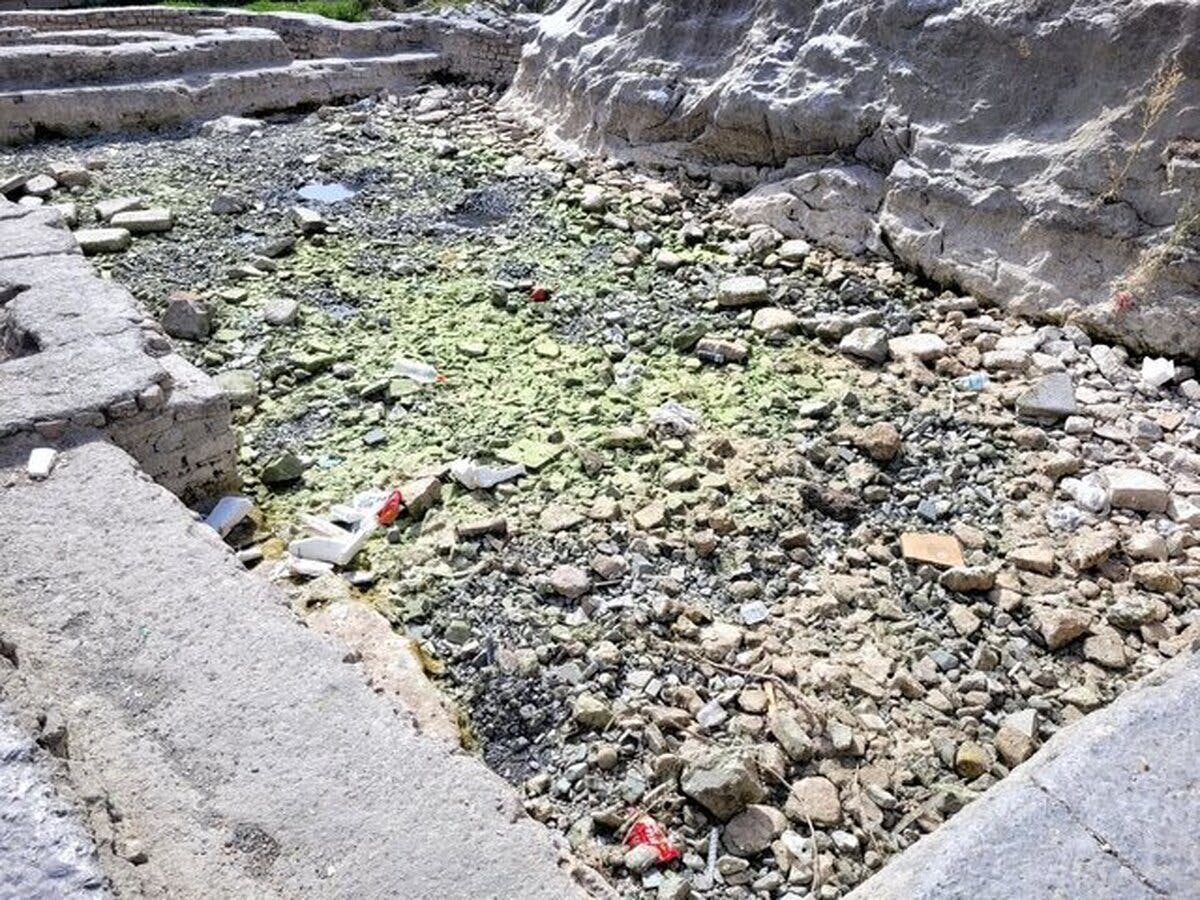 چشمه علی در تابستان امسال کامل خشک شده است و بتدریج زباله جای آب را در آن می‌گیرد.