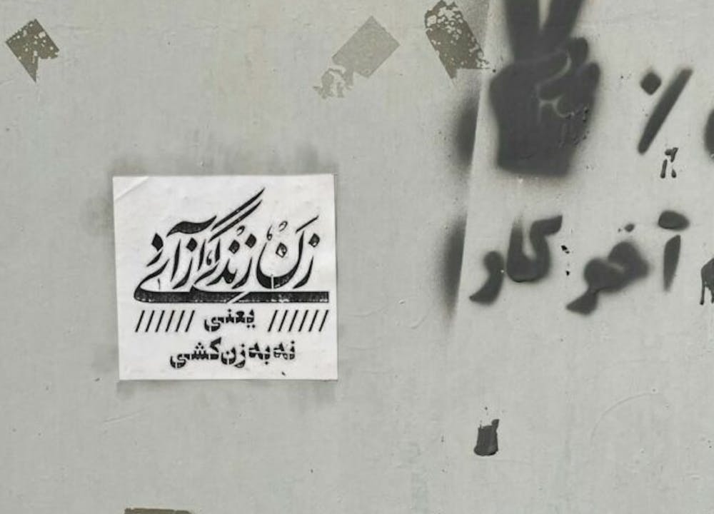 تصویری از یک اعلامیه بر دیوار:‌«زن‌، زندگی، آزادی یعنی نه به زن‌کشی»