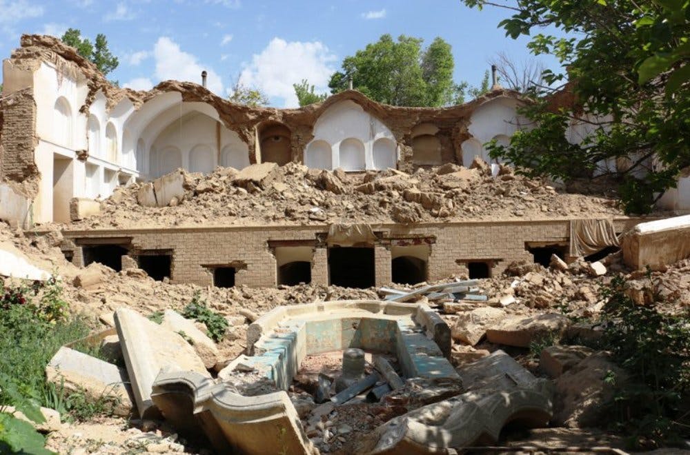 تخریب خانه‌های تاریخی فقط یکی از جلوه‌های آشکار بی‌توجهی به میراث فرهنگی در ایران است. غارتگری اشیای باستانی وجه دیگری‌ست که در نهان اتفاق می‌افتد. (عکس: نوید حسنی، ایسنا)