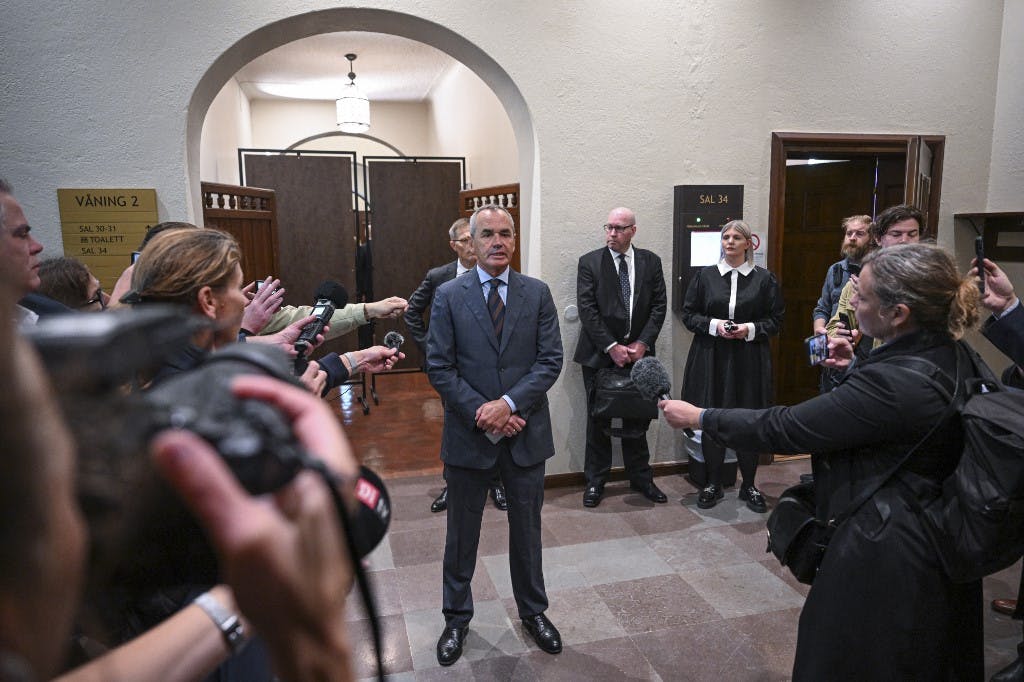 یان لوندین، رئیس پیشین شرکت نفتی لوندین، در حال سخن گفتن با رسانه‌ها در هنگام ورود به دادگاه استکهلم، پنجم سپتامبر ــ عکس: Jonathan NACKSTRAND / AFP