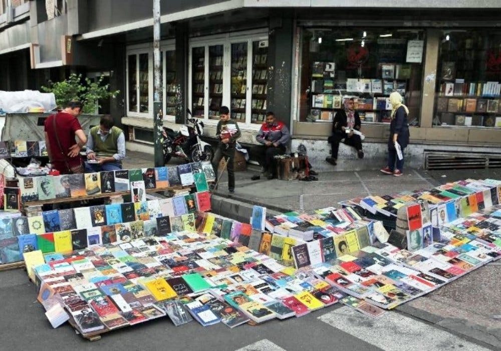 نشر زیرزمینی کتاب و عرضه آن در خیابان
