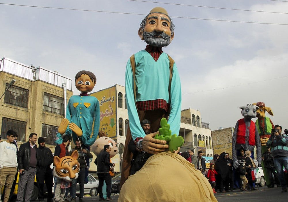 تیر ۹۷: نمایش عروسکی با عروسک‌های غول‌پیکر در کرج (عکس: خبرگزاری مهر)