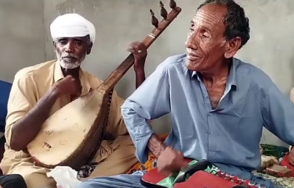 استاد نوربخش بلوچ، از نوازندگان شاخص بلوچستان. عکس: اسکرین شات از نمایی از یک ویدیو در یوتیوب