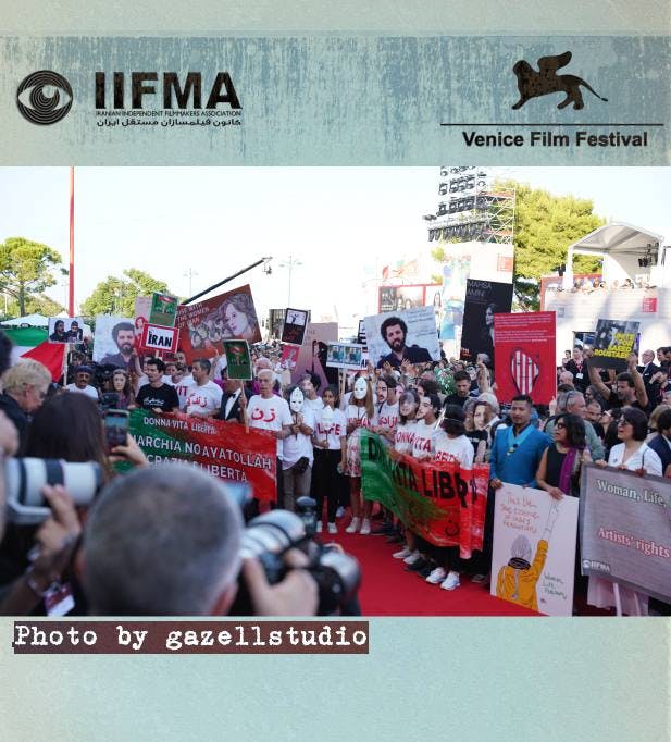 حضور سینماگران مستقل بر روی فرش قرمز هشتادمین دوره جشنواره بین المللی فیلم ونیز در راستای حمایت از انقلاب زن، زندگی، آزادی مردم ایران!