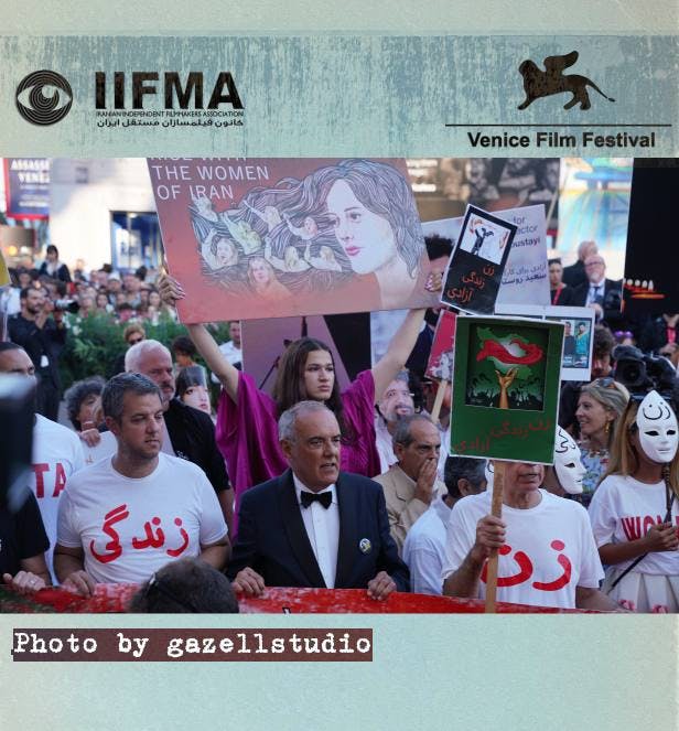 حضور سینماگران مستقل بر روی فرش قرمز هشتادمین دوره جشنواره بین المللی فیلم ونیز در راستای حمایت از انقلاب زن، زندگی، آزادی مردم ایران!