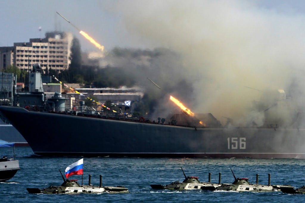 کشتی جنگی روسیه در بندر سواستوپول در حال شلیک گلوله در جشن روز نیروی دریایی روسیه؛ ۲۰۱۴ ــ عکس: Yuriy LASHOV / AFP