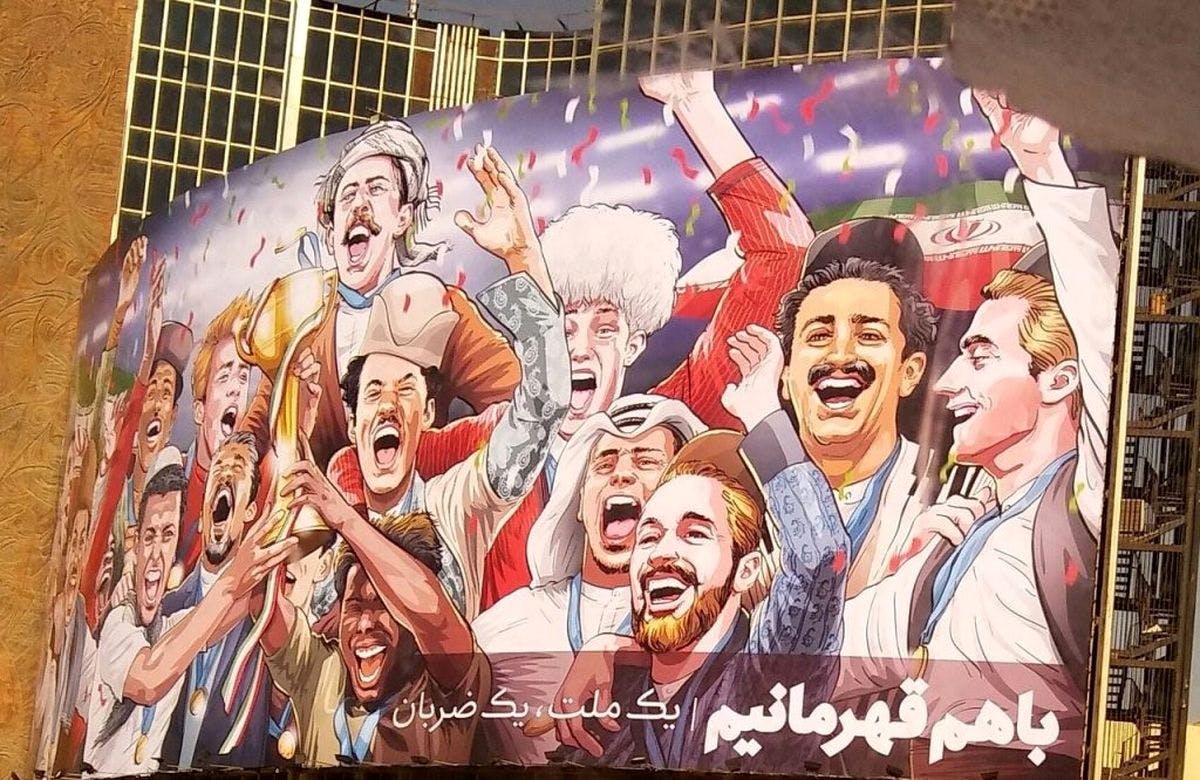 تصویری از یک بیلبورد در میدان ولی عصر تهران که در آن گروهی از مردان جوان «یک ملت» تعریف شده اند.