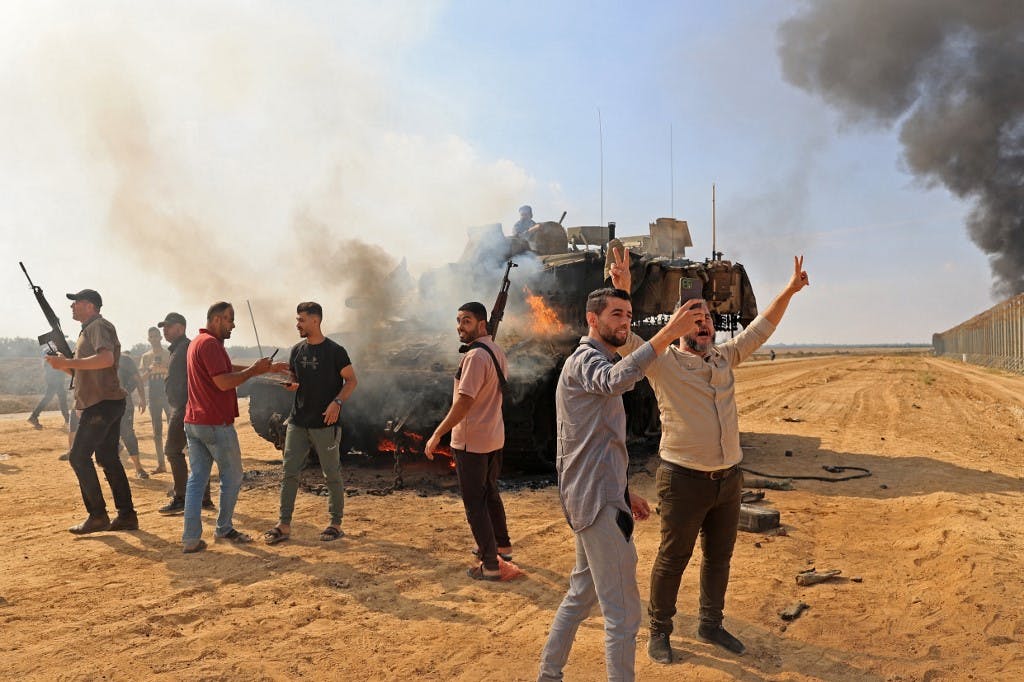 نیروهای فلسطینی در کنار یک تانک منفجر شده اسرائیلی