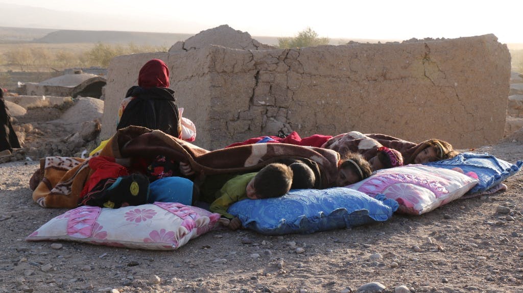 در روستاهای زنده‌جان مردم از ترس تکرار زلزله شب را در زیر سقف آسمان خوابیدند. عکس Mohsen Karimi- Afp