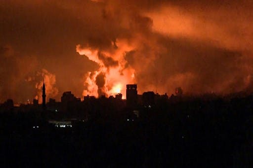 تصویر از خبرگزاری فرانسه: بر فراز شب تاریک نوار غزه تنها نور بمباران‌‌ها دیده می‌شود.