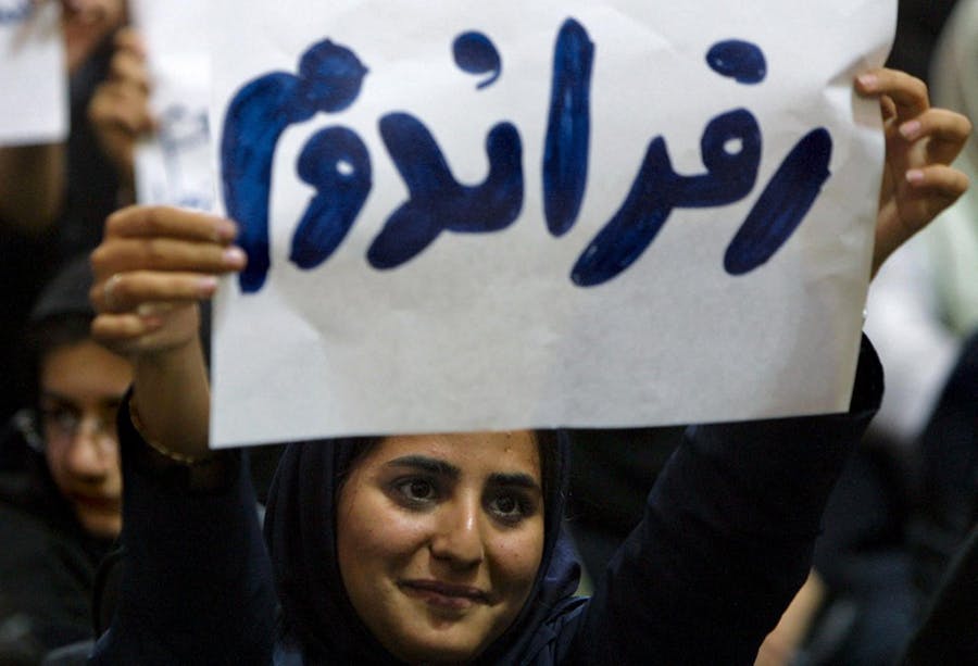 یک دانشجوی دانشگاه صنعتی شریف با طرح خواست رفراندوم، ۲۷ آبان ۱۳۸۱ / ۱۸ نوامبر ۲۰۰۲. عکس از بهروز مهری، AFP