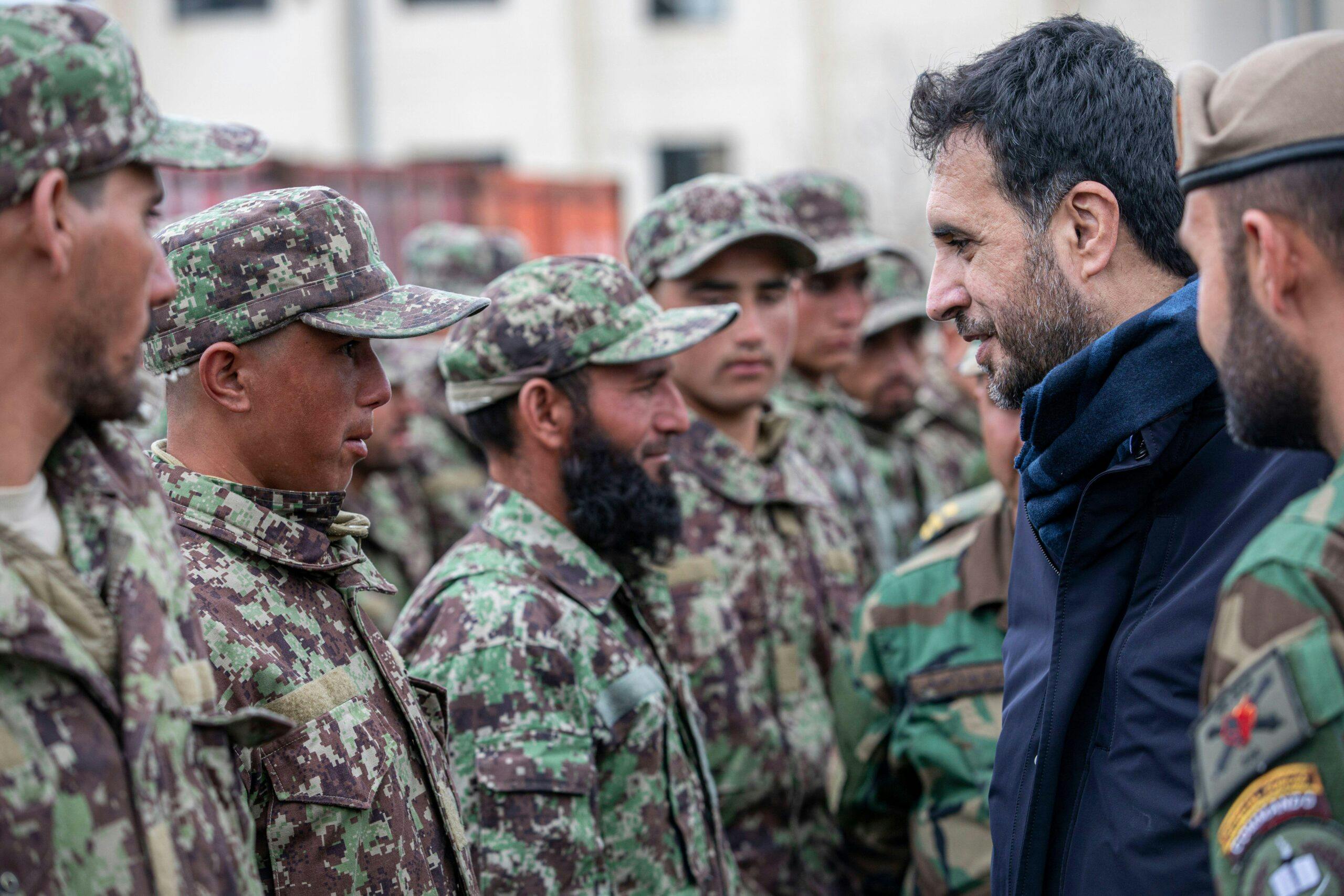 اسدالله خالد، وزیر دفاع افغانستان (سمت راست) در ماه مارس ۲۰۲۰ با کارآموزان ارتش ملی در کابل، افغانستان ملاقات کرد  5/ 2020. CREDIT: U.S. Army Reserve photo by Spc. Jeffery J. Harris/Released