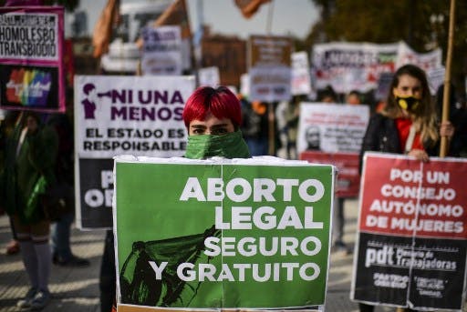 نمایی از تظاهرات زنان در آرژانتین برای حق سقط جنین
