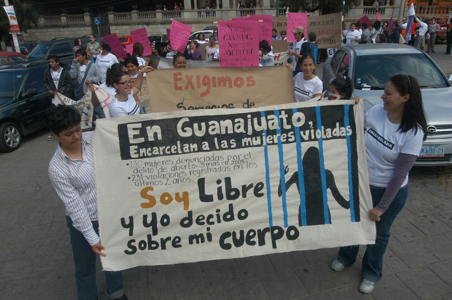نمایی از تظاهرات فمینیستی برای آزادی زنان زندانی به دلیل سقط جنین در مکزیک