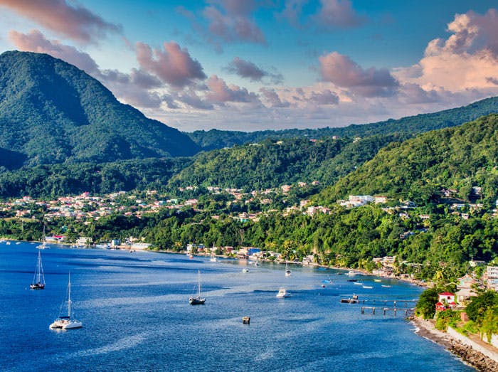 منظره‌ی خلیج و کوه‌ها از روسو، پایتخت دومینیکا- عکس از گراهام مولرونی، آلامی استاک فوتو