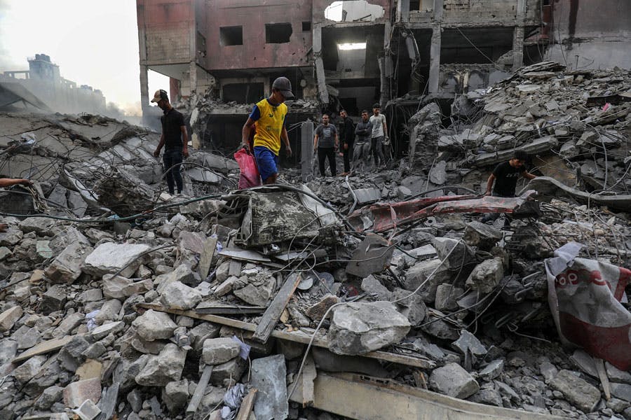 افرادی در میان ویرانه‌های ساختمامن‌ها پس از بمباران غزه در حال جتجوی عزیزانشان هستند- غزه اکتبر ۲۰۲۳