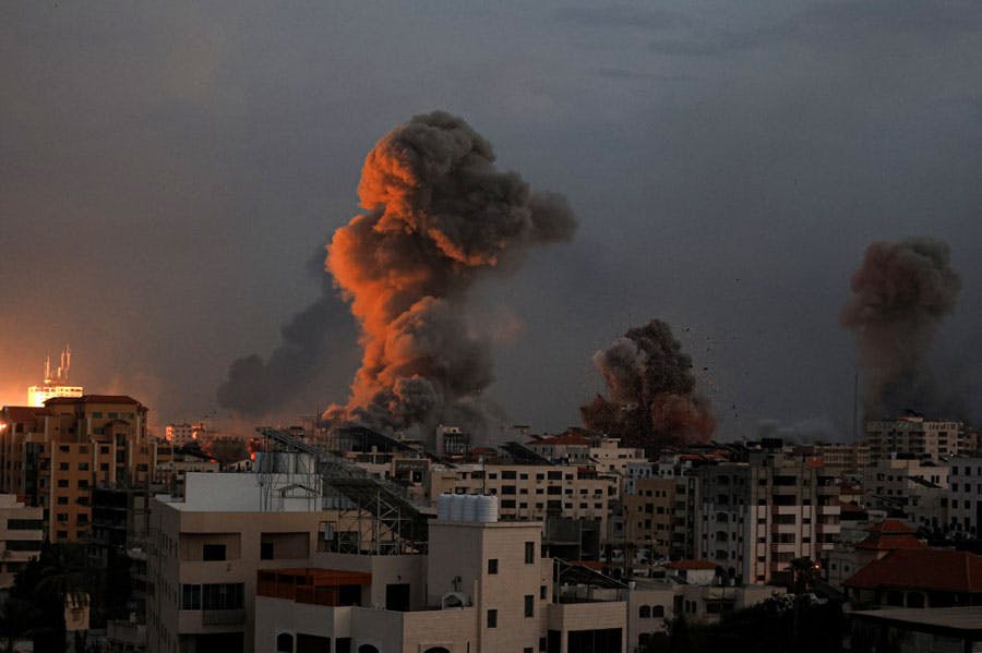 تصویری از دود و آتش به هوا خاسته ناشی از حملات اسرائیل به غزه