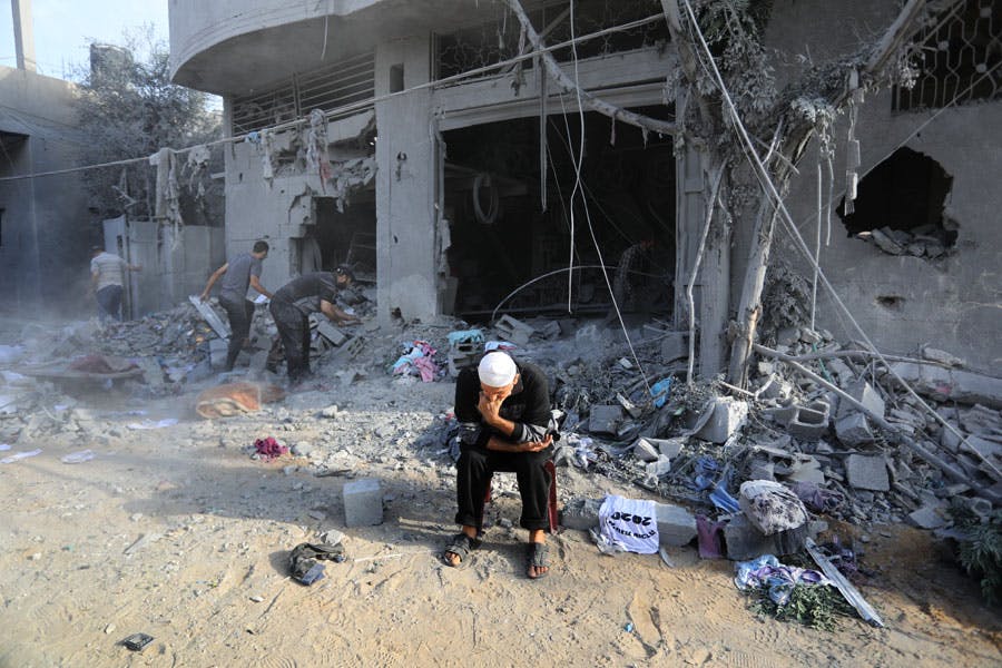 پس از حمله هوایی اسرائیل به شهر رفح در جنوب غزه مردم داخل ساختمانی که ویران شده است می‌روند و پیرمردی در حالی که دست خود بر زیر چانه‌اش گرفته و فکر می‌کند در مقابل ساختمان نشسته است.