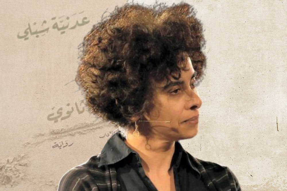 عدنیه شبلی، نویسنده فلسطینی در پس‌زمینه روی جلد رمان «تفصیل ثانوی» به عربی. پوستر: زمانه، با استفاده از عکس نویسنده در خبرگزاری ایسنا.