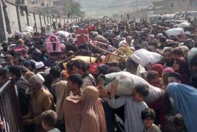 ازدحام مهاجران افغانستانی در مرز پاکستان با افغانستان ــ عکس: شبکه‌های اجتماعی