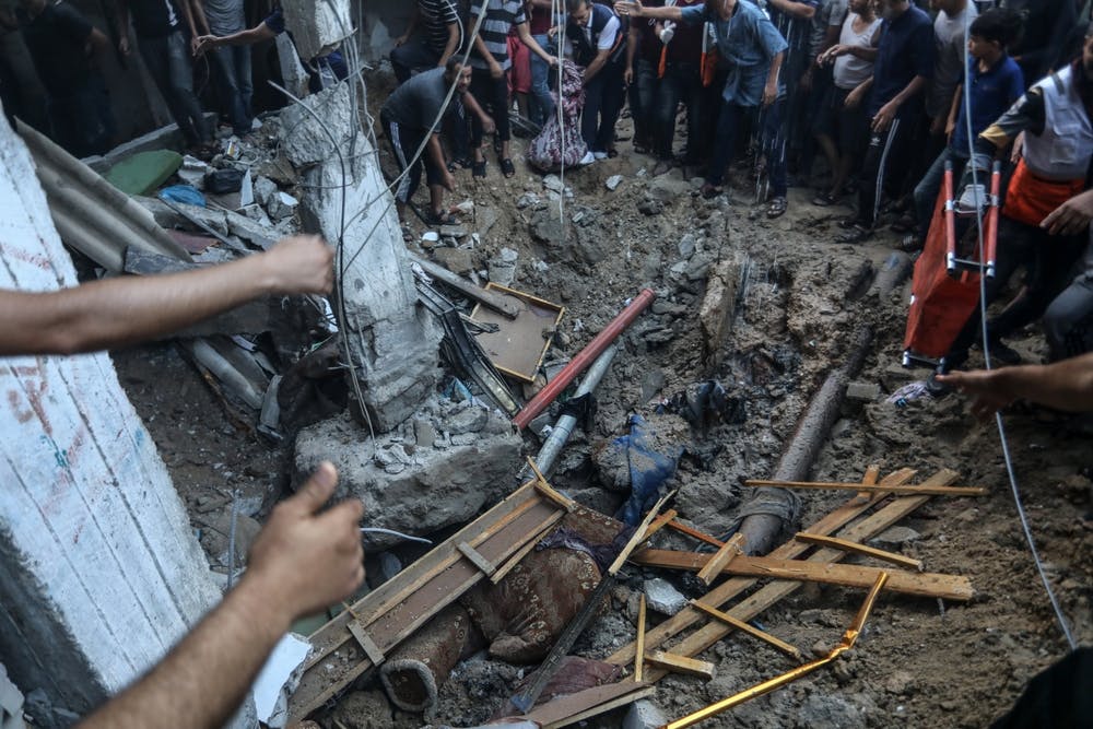 پس از یک حمله هوایی اسرائیل در رفح، جنوب غزه، ۲۴ اکتبر ۲۰۲۳ ــ عکس: Shutterstock