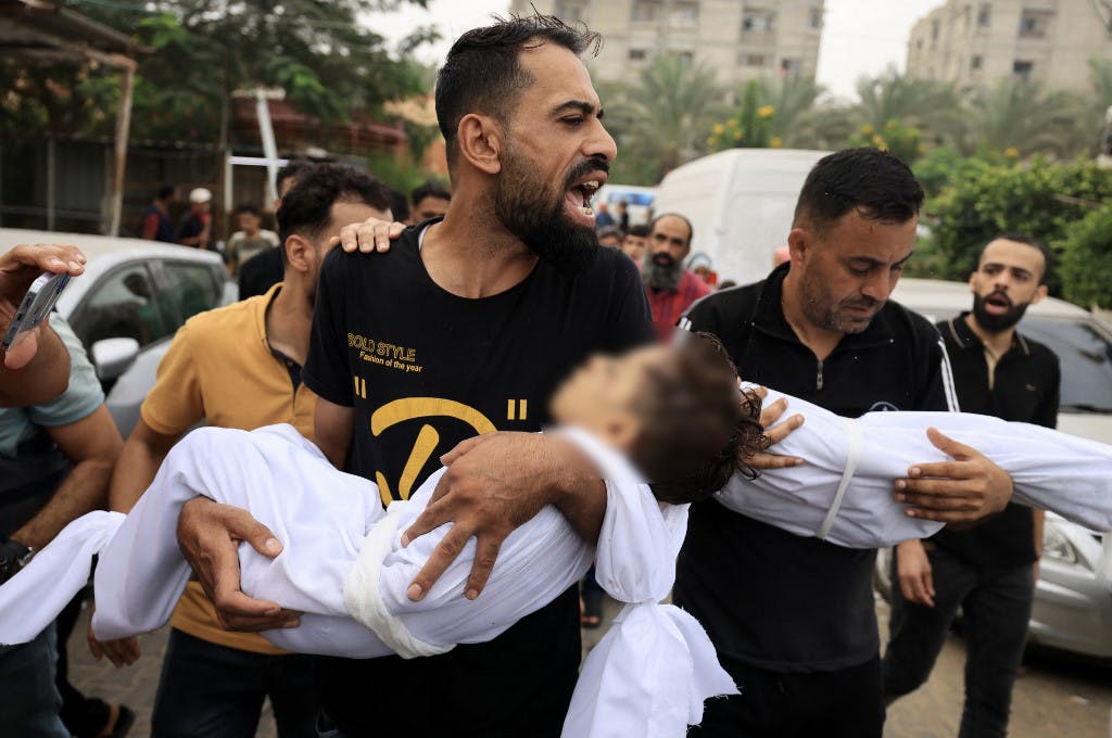 مردان یک خانواده پیکر کودکان کشته‌شده را بر دست حمل می‌کنند، پس از حمله اسرائیل به خان یونس در ۲۹ اکتبر ــ عکس: AFP