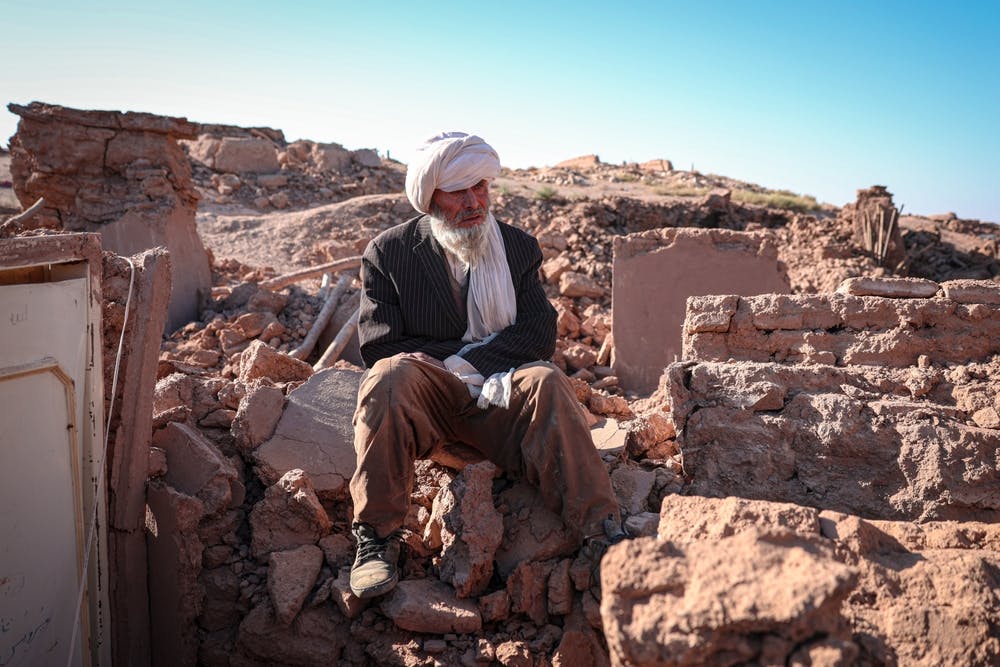 مردی بر ویرانه‌های زلزله‌ی هرات ــ عکس: Shutterstock