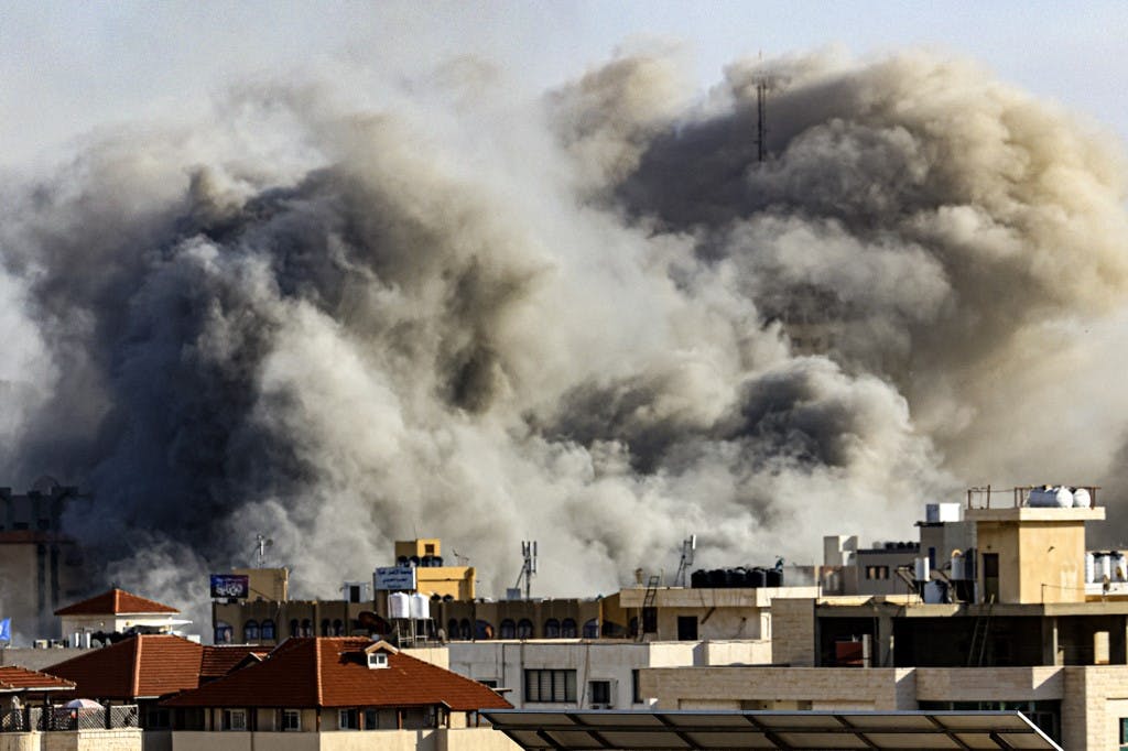 ستون دود بر فراز ساختمانی در غزه پس از حمله اسرائیل، ۷ اکتبر ــ عکس: MAHMUD HAMS / AFP