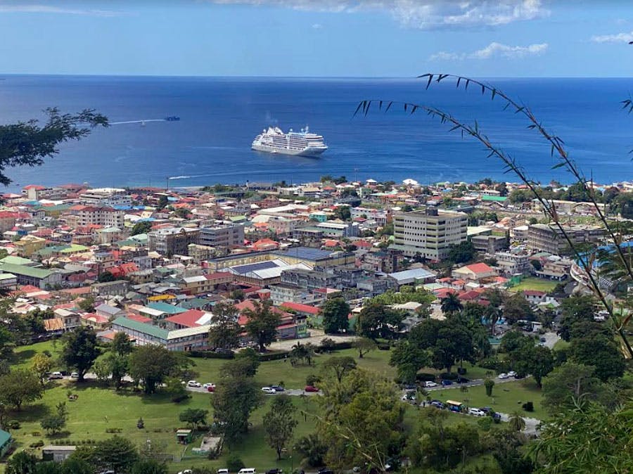 چشم‌اندازی از روسو، پایتخت دومینیکا- عکس از زک کاپلین