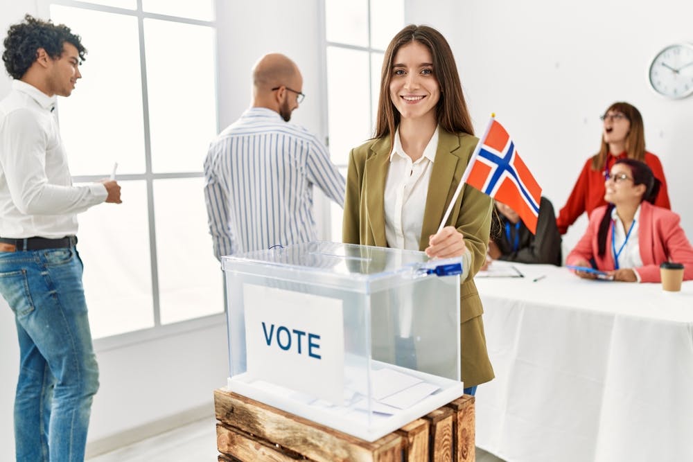 جوانان نروژی در حال رای دادن