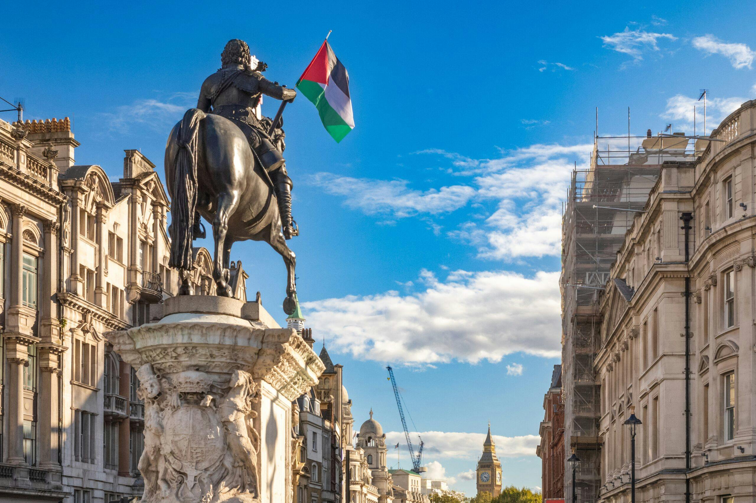 پرچم فلسطین بر فراز مجسمه یک گرند دوک در لندن، پایتخت بریتانیا. انگار استعمارگر توانسته باشد نماد صلحی برابر بشود.
