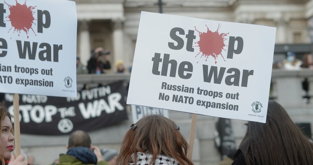 اعتراض علیه جنگ در لندن ژوئن ۲۰۲۲. روی پلاکارد نوشته شده: «سربازان روسیه باید بیرون بروند؛ نه به توسعه ناتو» ــ عکس: shutterstock