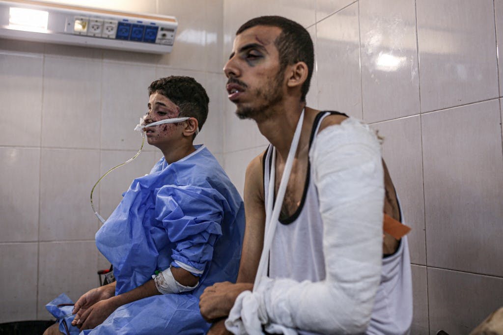 ۲۰ نوامبر ۲۰۲۳، دو مجروح جنگی فلسطینی در بیمارستان اندونزیایی باریکه غزه، منطقه خان‌یونس