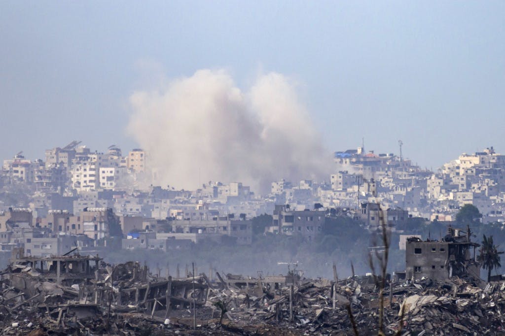 ستونی از دود حاصل حمله اسرائیل به نوار غزه در تصویر دیده می‌شود