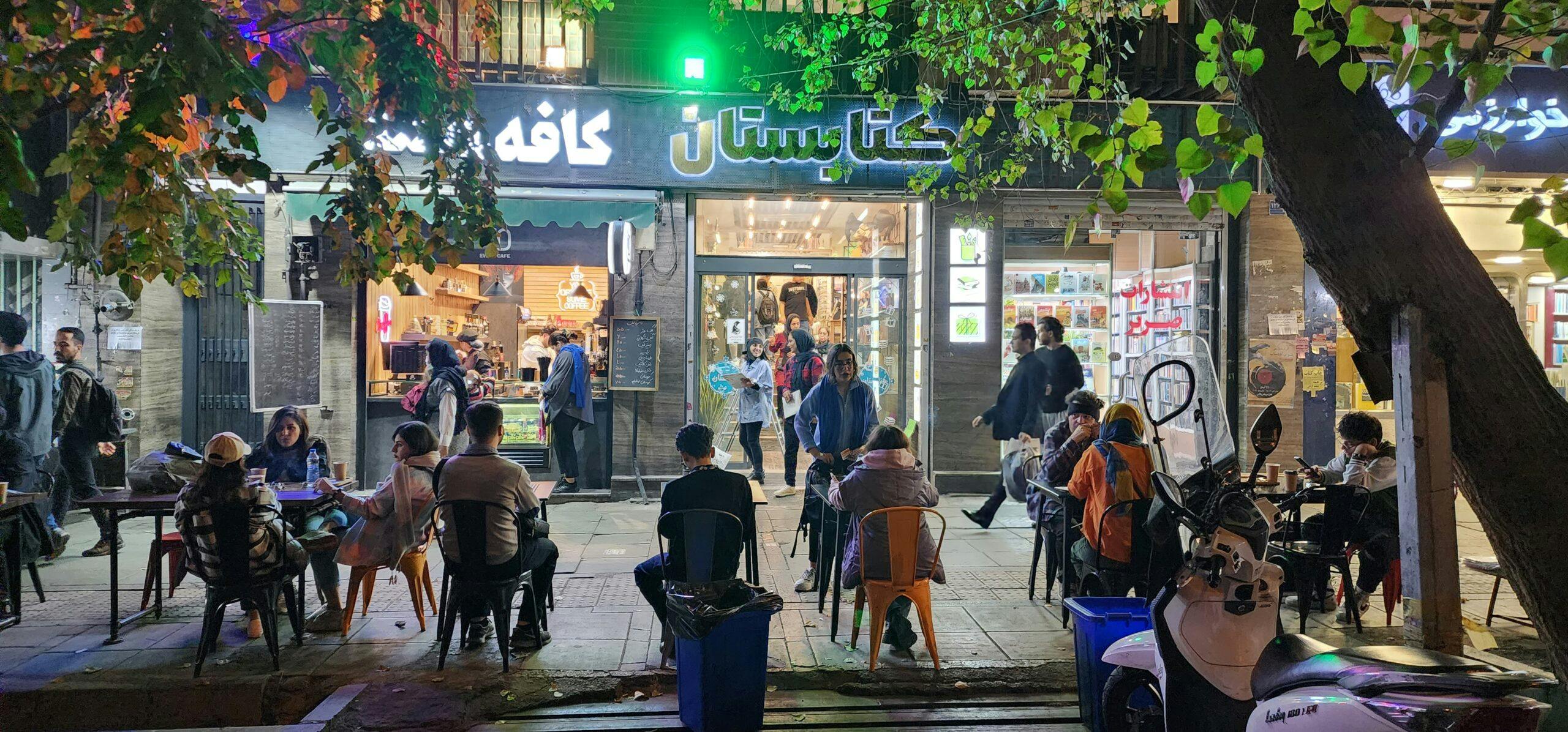 زندگی شهری و زنان. کافه‌گری در تهران. عکس: زمانه