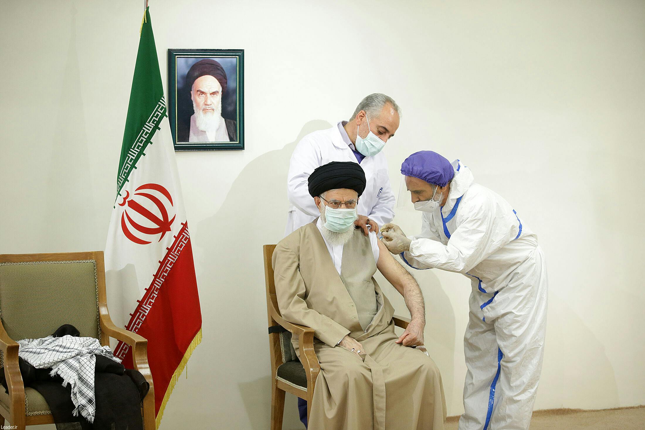 تصویر علی خامنه‌ای در زمان تزریق واکسنی که ورود تولیدات غربی آن را ماه‌ها ممنوع اعلام کرد.