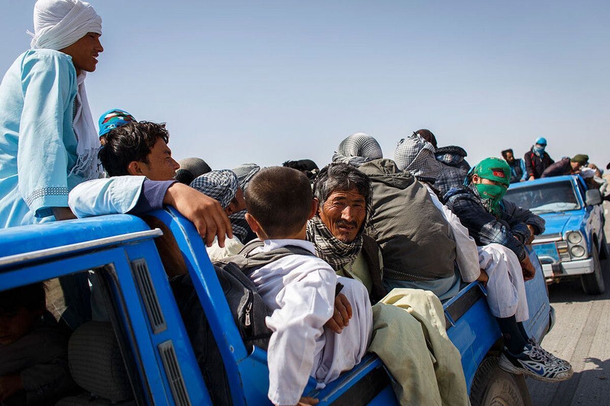 تعداد زیادی از مهاجران افغانستانی سوار بر د ووانت نیسان