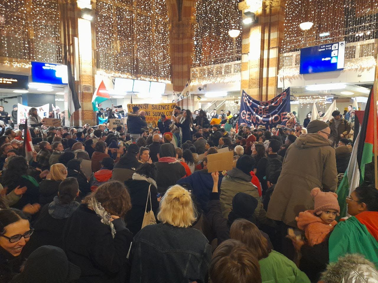 ۷ نوامبر، تحصن خودانگیخته در همبستگی با فلسطین، در ایستگاه قطار مرکزی آمستردام