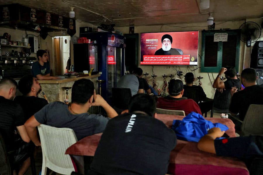 عده‌ای در یک کافه محله طارق الجدیده بیروت گرد هم آمده‌اند و سخنرانی تلویزیونی حسن نصرالله، رهبر حزب‌الله لبنان را از تلویزیون تماشا می‌کنند.