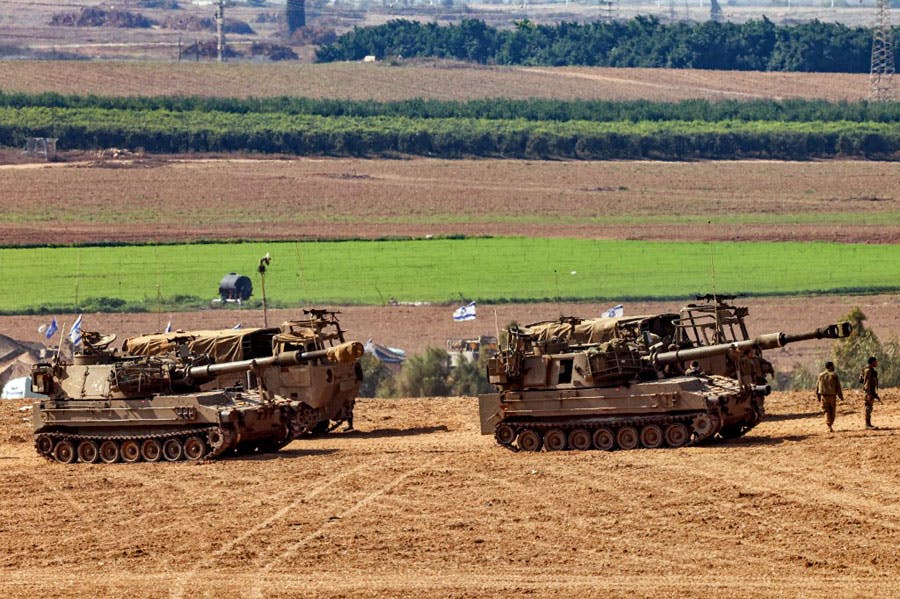 در تصویر سه تانک اسرائیلی دیده می‌شود که دو سرباز در کنار آن‌ها در چشم‌اندازی از دشت و سبزی قرار دارند. پرچم‌های اسرائیل نیز بر روی تانک‌ها نصب شده‌اند.